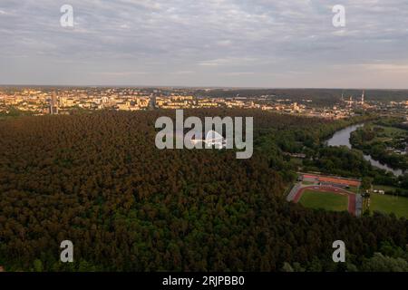 Photographie drone de grand concert en plein air dans un parc pendant la soirée d'été Banque D'Images