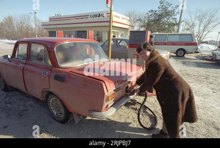 Volgograd, Russie - janvier 1996 : image de film numérisée, une femme fait le plein d'essence dans une station-service russe près de Volgograd, anciennement Stalingrad. Éditorial Banque D'Images