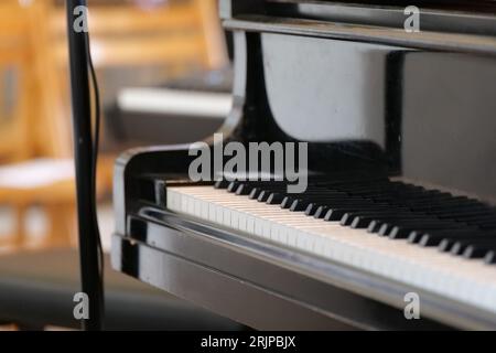 Un gros plan d'un piano à queue dans une pièce Banque D'Images
