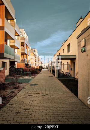 Une vue extérieure d'un quartier résidentiel pittoresque avec des bâtiments modernes et des vélos à Vienne, Autriche Banque D'Images