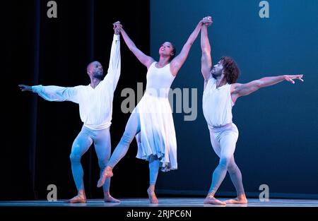 (De gauche à droite) Christopher R Wilson, Ashley Mayeux et James Gilmer, de la principale compagnie de danse contemporaine Alvin Ailey American Dance Theater, interprètent un extrait de la première britannique de « Are You in Your Feelings? » Au Festival Theatre pendant le Festival International d'Edimbourg. Date de la photo : mercredi 23 août 2023. Banque D'Images