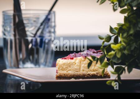 Une délicieuse tranche de cheesecake servie sur une assiette blanche Banque D'Images