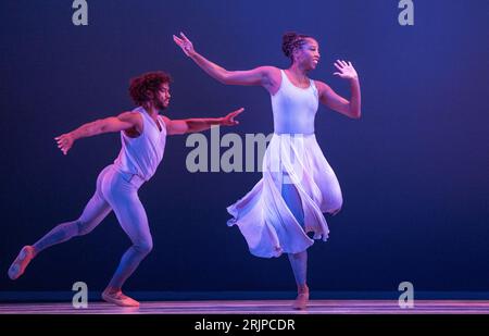 (De gauche à droite) James Gilmer et Ashley Mayeux, de la principale compagnie de danse contemporaine Alvin Ailey American Dance Theater, interprètent un extrait de la première britannique de « Are You in Your Feelings? » Au Festival Theatre pendant le Festival International d'Edimbourg. Date de la photo : mercredi 23 août 2023. Banque D'Images