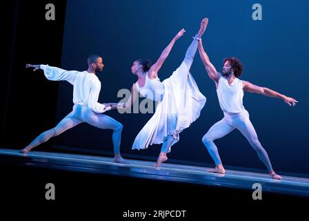 (De gauche à droite) Christopher R Wilson, Ashley Mayeux et James Gilmer, de la principale compagnie de danse contemporaine Alvin Ailey American Dance Theater, interprètent un extrait de la première britannique de « Are You in Your Feelings? » Au Festival Theatre pendant le Festival International d'Edimbourg. Date de la photo : mercredi 23 août 2023. Banque D'Images