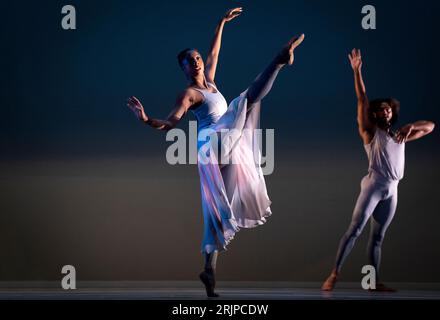 (De gauche à droite) Ashley Mayeux et James Gilmer, de la principale compagnie de danse contemporaine Alvin Ailey American Dance Theater, interprètent un extrait de la première britannique de « Are You in Your Feelings? » Au Festival Theatre pendant le Festival International d'Edimbourg. Date de la photo : mercredi 23 août 2023. Banque D'Images