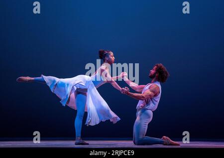 (De gauche à droite) Ashley Mayeux et James Gilmer, de la principale compagnie de danse contemporaine Alvin Ailey American Dance Theater, interprètent un extrait de la première britannique de « Are You in Your Feelings? » Au Festival Theatre pendant le Festival International d'Edimbourg. Date de la photo : mercredi 23 août 2023. Banque D'Images