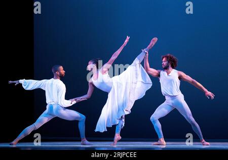 (De gauche à droite) Christopher R Wilson, Ashley Mayeux et James Gilmer, de la principale compagnie de danse contemporaine Alvin Ailey American Dance Theater, interprètent un extrait de la première britannique de « Are You in Your Feelings? » Au Festival Theatre pendant le Festival International d'Edimbourg. Date de la photo : mercredi 23 août 2023. Banque D'Images