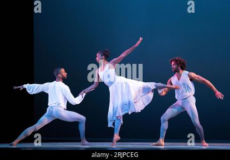 (De gauche à droite) Christopher R Wilson, Ashley Mayeux et James Gilmer, de la principale compagnie de danse contemporaine Alvin Ailey American Dance Theater, interprètent un extrait de la première britannique de « Are You in Your Feelings? » Au Festival Theatre pendant le Festival International d'Edimbourg. Date de la photo : mercredi 23 août 2023. Banque D'Images