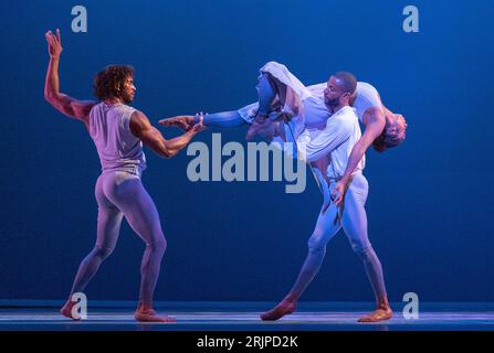 (De gauche à droite) James Gilmer, Ashley Mayeux et Christopher R Wilson de la principale compagnie de danse contemporaine Alvin Ailey American Dance Theater interprètent un extrait de la première britannique de « Are You in Your Feelings? » Au Festival Theatre pendant le Festival International d'Edimbourg. Date de la photo : mercredi 23 août 2023. Banque D'Images