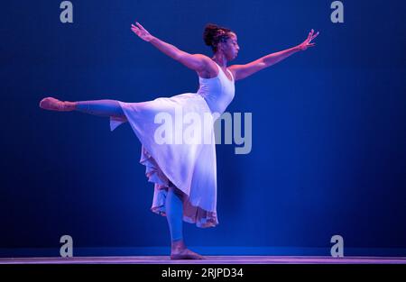 Ashley Mayeux de la principale compagnie de danse contemporaine Alvin Ailey American Dance Theater interprète un extrait de la première britannique de « Are You in Your Feelings? » Au Festival Theatre pendant le Festival International d'Edimbourg. Date de la photo : mercredi 23 août 2023. Banque D'Images