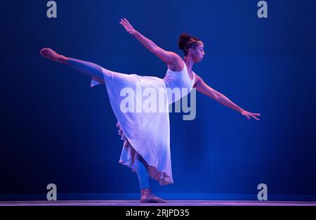 Ashley Mayeux de la principale compagnie de danse contemporaine Alvin Ailey American Dance Theater interprète un extrait de la première britannique de « Are You in Your Feelings? » Au Festival Theatre pendant le Festival International d'Edimbourg. Date de la photo : mercredi 23 août 2023. Banque D'Images