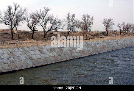 Bildnummer : 51159431 Date de référence : 12.03.2006 Copyright : imago/Xinhua Bäume wachsen auf Wüstenboden am Ufer eines Flusses im nördlichen Minqin County - Um der fortschreitenden Desertifikation entgegenzuwirken, wird Wasser aus dem umliegenden Land in die Region gepumpt - PUBLICATIONxNOTxINxCHN, Gansu, Landschaft, Landschaft, 2006 Wüstenausdehnung, Ausdehnung, Wüste, Wüsten, Sandwüste, Sandwüsten, Trockenheit, Desertifikation, Fluss, Flüsse, Dürre ; , quer, Kbdig, totale, Forstwirtschaft, Wirtschaft, Chine, , Boden, Oekologie, Klimaveränderung, Klimaveränderungen Banque D'Images