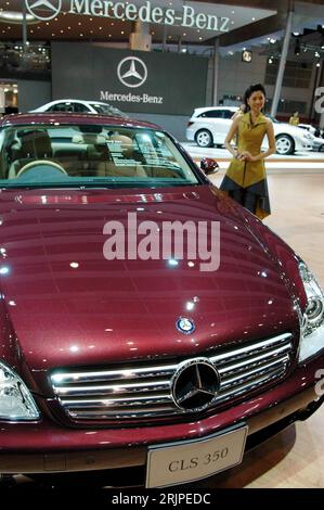 Bildnummer : 51166637 Date de référence : 24.03.2006 Copyright : imago/Xinhua Messehotess präsentiert vor den neuen Mercedes Benz CLS 350 anlässlich der Bangkok Auto Fair 2006 in Bangkok - PUBLICATIONxNOTxINxCHN, Personen , Objekte ; 2006, Bangkok, Messen, Automesse, Automessen, Automobilindustrie, Präsentation, Präsentationen, Auto, Autos, Fahrzeug, Fahrzeuge, Neuheit, Neuheiten, coupe, Schriftzug, PKW, PKW ; , hoch, Kbdig, Einzelbild, industrie, Wirtschaft, logo, Logos, Thaïlande, , Banque D'Images