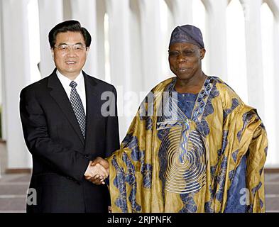 Staatspräsidenten Hu Jintao (RE., CHN) und Olusegun Obasanjo (NIG) während eines Treffens in Abuja - PUBLICATIONxNOTxINxCHN Président d'Etat HU Jintao Right CHN et Olusegun Obasanjo NIG lors d'une réunion à Abuja PUBLICATIONxNOTxINxCHN Banque D'Images