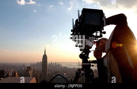 Bildnummer : 51220831 Datum : 02.05.2006 Copyright : imago/Xinhua Fotograf fotografiert das Empire State Building in Manhattan in New York vom Rockefeller Center aus - PUBLICATIONxNOTxINxCHN, Landschaft , Personen , Gegenlichtaufnahme ; 2006, New York, Städte, Hochhaus, Hochhäuser, Wolkenkratzer, gratte-ciel, Mann, Männer, Kamera, Kameras, Plattenkamera ; , quer, Kbdig, totale, Vereinigte Staaten von Amerika, , , Nordamerika Banque D'Images