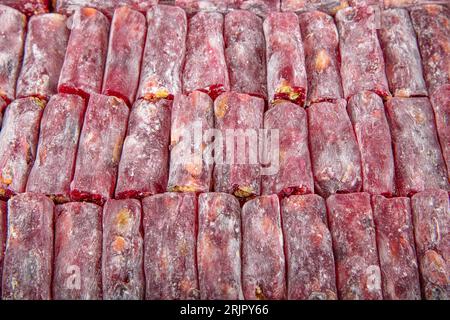 Petit pain sucré avec grenade et noix, bonbons turcs. Mélange de diverses pièces de délices turcs traditionnels. Bonbons orientaux. Délicieux et savoureux backg Banque D'Images