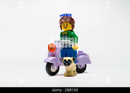 Antalya, Turquie - 22 août 2023 : personnage féminin Lego voyageur sur fond blanc Banque D'Images