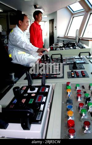 Bildnummer : 51283222 Datum : 07.06.2006 Copyright : imago/Xinhua Kapitän mit einem Mitglied der Schiffsbesatzung auf der Brücke des Rettungsschiffes - navire de sauvetage en mer du Sud 111 - à Haikou en Chine - PUBLICATIONxNOTxINxCHN, Personen , Innen, Innenansicht ; 2006, Haikou, Kapitäne, Mann, Männer, Besatzung, Besatzungen, Schiffsbesatzung, Schiffsbesatzungen, Schiffsbrücke, Schiffsbrücken, Brücken, Rettungsschiff, Rettungsschiff, Schiff, Schiffe; , hoch, Kbdig, Gruppenbild, Seitenansicht, Perspektive, Chine, Arbeitswelten, Gesellschaft, , Schifffahrt, Verkehr, Banque D'Images