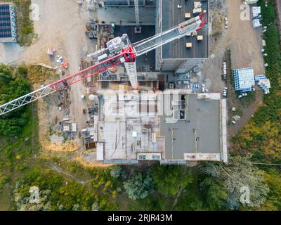 Une vue aérienne d'un chantier de construction animé, avec des grues à tour et une variété de machines Banque D'Images