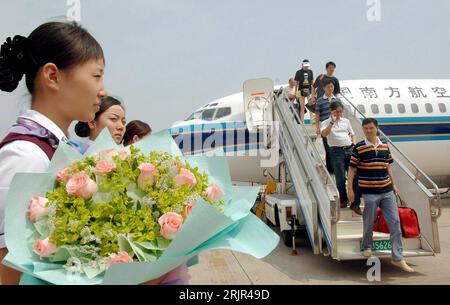 Bildnummer : 51289939 Datum : 15.06.2006 Copyright : imago/Xinhua Passagiere BEI ihrer Ankunft mit der ersten Maschine der China Southern Airlines in Hefei in Anhui - PUBLICATIONxNOTxINxCHN, Personen ; 2006, Hefei, Anhui, Passagier, Reisende, Reisender, Ausstieg, aussteigen, Fluglinie, Passagiermaschine, Passagiermaschinen, Passagierflugzeug, Passagierflugzeuge, Flugzeug. Flugzeuge, passerelle, Empfang, Empfänge, Mitarbeiter, Flughafenpersonal, , transport ; , quer, Kbdig, totale, Chine / Verkehr, Luftfahrt Banque D'Images