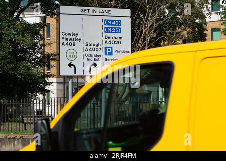 Uxbridge, Royaume-Uni. 23 août 2023. De nouvelles caméras et panneaux ULEZ (photo) ont été installés autour de la ville d'Uxbridge dans le quartier londonien de Hillingdon. Il a été signalé aujourd ' hui que le Gouvernement avait pris des conseils juridiques et n ' essaierait pas d ' empêcher Sadiq Khan de déployer la nouvelle zone élargie de l ' ULEZ. À partir du 29 août, Uxbridge et les vastes zones de l'extérieur de Londres feront partie de la zone d'ultra-faible émission étendue qui est mise en place par le maire de Londres Sadiq Khan et transport for London. Ceux qui conduisent à Uxbridge devront soit avoir un véhicule conforme à ULEZ ou payer £12,50 e. Banque D'Images