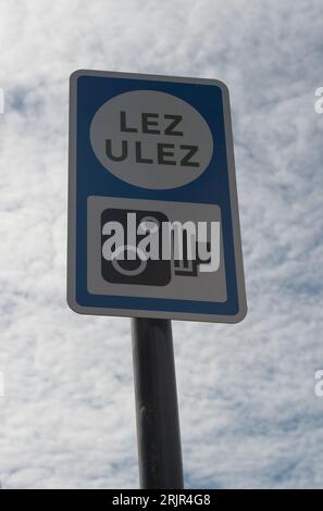 Uxbridge, Royaume-Uni. 23 août 2023. De nouvelles caméras et panneaux ULEZ (photo) ont été installés autour de la ville d'Uxbridge dans le quartier londonien de Hillingdon. Il a été signalé aujourd ' hui que le Gouvernement avait pris des conseils juridiques et n ' essaierait pas d ' empêcher Sadiq Khan de déployer la nouvelle zone élargie de l ' ULEZ. À partir du 29 août, Uxbridge et les vastes zones de l'extérieur de Londres feront partie de la zone d'ultra-faible émission étendue qui est mise en place par le maire de Londres Sadiq Khan et transport for London. Ceux qui conduisent à Uxbridge devront soit avoir un véhicule conforme à ULEZ ou payer £12,50 e. Banque D'Images