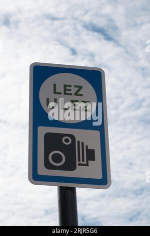 Uxbridge, Royaume-Uni. 23 août 2023. De nouvelles caméras et panneaux ULEZ (photo) ont été installés autour de la ville d'Uxbridge dans le quartier londonien de Hillingdon. Il a été signalé aujourd ' hui que le Gouvernement avait pris des conseils juridiques et n ' essaierait pas d ' empêcher Sadiq Khan de déployer la nouvelle zone élargie de l ' ULEZ. À partir du 29 août, Uxbridge et les vastes zones de l'extérieur de Londres feront partie de la zone d'ultra-faible émission étendue qui est mise en place par le maire de Londres Sadiq Khan et transport for London. Ceux qui conduisent à Uxbridge devront soit avoir un véhicule conforme à ULEZ ou payer £12,50 e. Banque D'Images