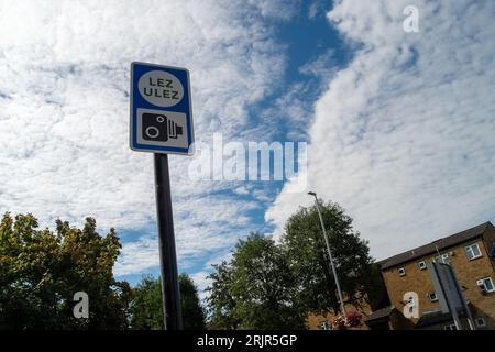 Uxbridge, Royaume-Uni. 23 août 2023. De nouvelles caméras et panneaux ULEZ (photo) ont été installés autour de la ville d'Uxbridge dans le quartier londonien de Hillingdon. Il a été signalé aujourd ' hui que le Gouvernement avait pris des conseils juridiques et n ' essaierait pas d ' empêcher Sadiq Khan de déployer la nouvelle zone élargie de l ' ULEZ. À partir du 29 août, Uxbridge et les vastes zones de l'extérieur de Londres feront partie de la zone d'ultra-faible émission étendue qui est mise en place par le maire de Londres Sadiq Khan et transport for London. Ceux qui conduisent à Uxbridge devront soit avoir un véhicule conforme à ULEZ ou payer £12,50 e. Banque D'Images