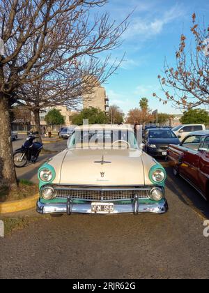 Vieux blanc et aqua 1955 Ford Fairlane V8 berline quatre portes dans un parking. Vue avant. Banque D'Images