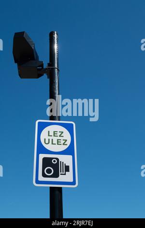 Uxbridge, Royaume-Uni. 23 août 2023. De nouvelles caméras et panneaux ULEZ (photo) ont été installés autour de la ville d'Uxbridge dans le quartier londonien de Hillingdon. Il a été signalé aujourd ' hui que le Gouvernement avait pris des conseils juridiques et n ' essaierait pas d ' empêcher Sadiq Khan de déployer la nouvelle zone élargie de l ' ULEZ. À partir du 29 août, Uxbridge et les vastes zones de l'extérieur de Londres feront partie de la zone d'ultra-faible émission étendue qui est mise en place par le maire de Londres Sadiq Khan et transport for London. Ceux qui conduisent à Uxbridge devront soit avoir un véhicule conforme à ULEZ ou payer £12,50 e. Banque D'Images