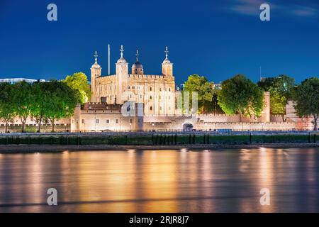 Tour de Londres à Londres, Angleterre, Royaume-Uni la nuit. Banque D'Images