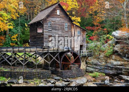 Un moulin à eau en bois situé sur les rives d'une rivière tranquille dans Babcock State Park, Virginie-Occidentale. Banque D'Images