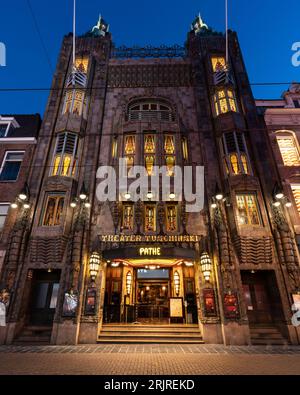 Photographie nocturne du Théâtre Tuschinski, également connu sous le nom de cinéma Pathe dans le centre-ville d'Amsterd Banque D'Images