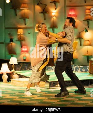 Édimbourg, Écosse, Royaume-Uni. 23 août 2023. Scènes de répétition générale de la production du Château de Bluebeard’s au Church Hill Theatre à Édimbourg du Festival international d’Édimbourg. L’opéra est interprété par Theatre of Sound avec un livret nouvellement commandé de la partition de Bartok. Ce conte folklorique réinventé est maintenant une histoire d'amour moderne qui se déroule dans une maison familiale heureuse, pas un château. Il suit Judith qui souffre de démence alors qu'elle s'éloigne lentement de son mari Barbe Bleue. Judith est interprétée par Charlotte Hellekant et Bluebeard par Michael Mayes. Iain Masterton/Alamy Live News Banque D'Images