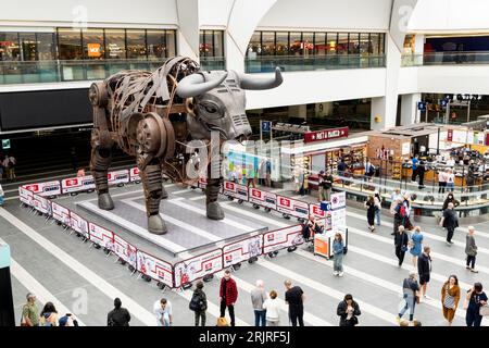 BIRMINGHAM NEW STREET STATION, ROYAUME-UNI - 23 AOÛT 2023. Ozzy le taureau mécanique utilisé comme mascotte pour les Jeux du Commonwealth se tient maintenant dans le hall Banque D'Images