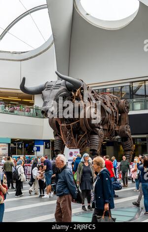 BIRMINGHAM NEW STREET STATION, ROYAUME-UNI - 23 AOÛT 2023. Ozzy le taureau mécanique utilisé comme mascotte pour les Jeux du Commonwealth se tient maintenant dans le hall Banque D'Images