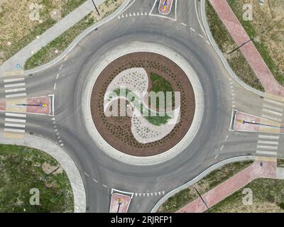 Une vue aérienne d'un rond-point de circulation, montrant la jonction de plusieurs routes Banque D'Images