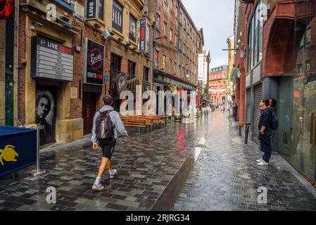 Liverpool, Royaume-Uni - 11 juillet 2023 : les gens marchent le long de Mathew Street, l'emplacement du nouveau Cavern club, après un orage estival. Banque D'Images