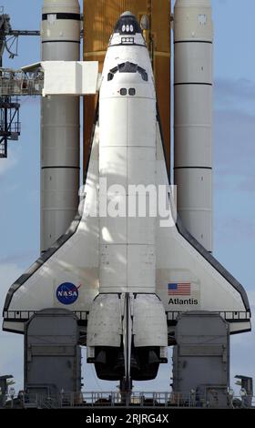 Bildnummer : 51415878 Datum : 05.09.2006 Copyright : imago/Xinhua Space Shuttle - Atlantis - im Launch Pad 39B während letzter Startvorbereitungen in Cape Canaveral - PUBLICATIONxNOTxINxCHN, Objekte ; 2006, Cape Canaveral, Floride, Raumfahrt, Weltraumforschung, NASA, Spaceshuttle, Spaceshuttles, navettes, Raumschiff, Raumschiffe, Raumfähre, Raumfähren, Startrampe, Startrampen, Startplatz, Launchpad, Kennedy Space Center, 39 B, Schriftzug ; , hoch, Kbdig, Einzelbild, logo, Logos, Vereinigte Staaten von Amerika, , Banque D'Images