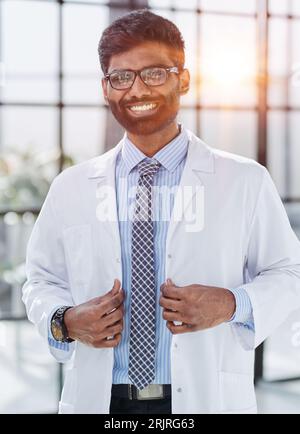 Portrait d'un médecin souriant debout dans un couloir d'hôpital Banque D'Images
