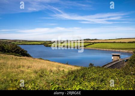 Drift, Royaume-Uni. 23 août 2023. Le niveau d'eau du barrage et du réservoir Drift semble élevé alors qu'une interdiction de tuyaux d'arrosage est levée par South West Water, Cornwall, pour assurer le rétablissement des niveaux du réservoir. L'interdiction des tuyaux d'arrosage reste en Cornouailles jusqu'au 25 septembre 2023, l'interdiction est en place depuis août de l'année dernière. Crédit : Keith Larby/Alamy Live News Banque D'Images