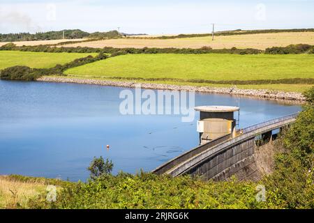 Drift, Royaume-Uni. 23 août 2023. Le niveau d'eau du barrage et du réservoir Drift semble élevé alors qu'une interdiction de tuyaux d'arrosage est levée par South West Water, Cornwall, pour assurer le rétablissement des niveaux du réservoir. L'interdiction des tuyaux d'arrosage reste en Cornouailles jusqu'au 25 septembre 2023, l'interdiction est en place depuis août de l'année dernière. Crédit : Keith Larby/Alamy Live News Banque D'Images