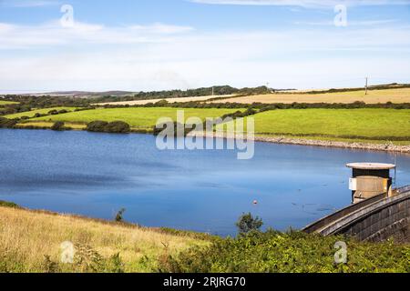 Drift, Royaume-Uni. 23 août 2023. Le niveau d'eau du barrage et du réservoir Drift semble élevé alors qu'une interdiction de tuyaux d'arrosage est levée par South West Water, Cornwall, pour assurer le rétablissement des niveaux du réservoir. L'interdiction des tuyaux d'arrosage reste en Cornouailles jusqu'au 25 septembre 2023, l'interdiction est en place depuis août de l'année dernière. Crédit : Keith Larby/Alamy Live News Banque D'Images