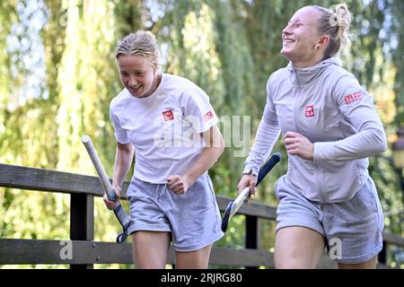 Tegelen, pays-Bas. 23 août 2023. Charlotte Englebert et Michelle Struijk de Belgique photographiées après une conférence de presse de l'équipe nationale belge féminine de hockey Red Panthers, mercredi 23 août 2023 à Tegelen, aux pays-Bas. L'équipe joue actuellement les championnats d'Europe EuroHockey, qui se dérouleront en Allemagne du 18 au 27 août 2023. BELGA PHOTO DIRK WAEM crédit : Belga News Agency/Alamy Live News Banque D'Images
