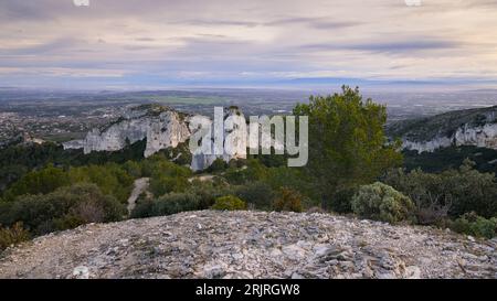 Lever de soleil dans les Alpilles (Provence, France) par une journée partiellement nuageuse au printemps Banque D'Images