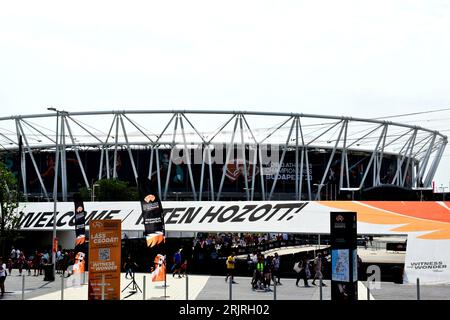 Visiteurs à l'entrée du nouveau stade d'athlétisme de Budapest. Championnat du monde d'athlétisme 2023. aréna moderne d'athlétisme et d'installations sportives Banque D'Images