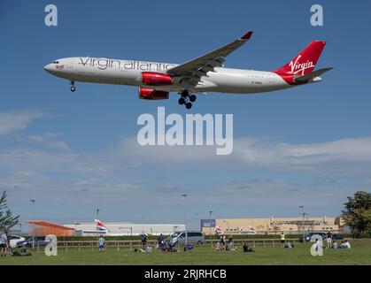 Heathrow, Londres, Royaume-Uni. 23 août 2023. Arrivées d'avions à l'aéroport de Londres Heathrow au plus fort de l'été 2023 Banque D'Images