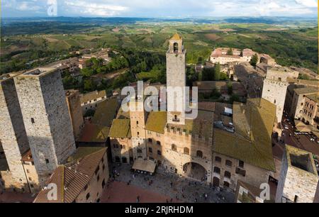 Palazzo della Podestà, Monastère de San Lorenzo en ponte, Piazza della Cisterna à San Gimignano, vu de la plus haute tour Torre Grosso toscane, elle  Banque D'Images