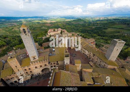 Palazzo della Podestà, Monastère de San Lorenzo en ponte, Piazza della Cisterna à San Gimignano, vu de la plus haute tour Torre Grosso toscane, elle  Banque D'Images