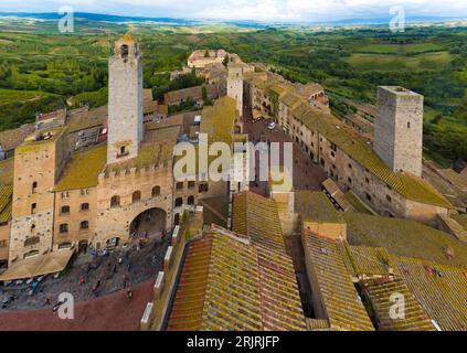 Palazzo della Podestà, Monastère de San Lorenzo en ponte, Piazza della Cisterna à San Gimignano, vu de la plus haute tour Torre Grosso toscane, elle  Banque D'Images